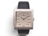 gros plan d'une montre-bracelet sur une surface blanche