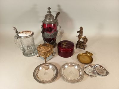 de nombreux objets en argent et en verre posés sur une table