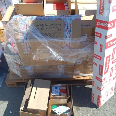 une pile de cartons posée par terre à côté d'une autre pile de cartons