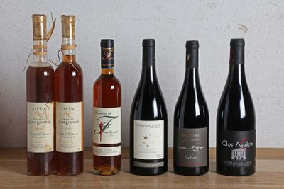 plusieurs bouteilles de vin sont alignées sur une table en bois