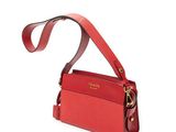 le petit sac rouge est posé sur une surface blanche