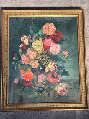 tableau représentant un vase de fleurs dans un cadre doré sur fond bleu