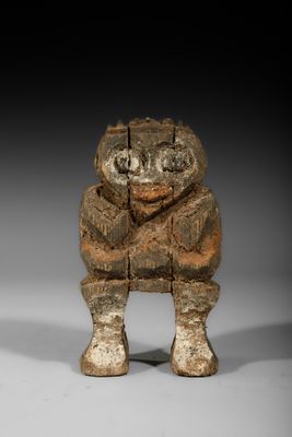 une image représentant une statue en bois d'un homme portant une capuche