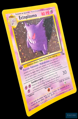 une carte Pokémon violette sur fond noir
