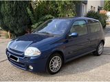 La petite voiture bleue est garée sur le parking.