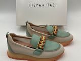 une paire de chaussures pour femme dans les tons verts et beiges