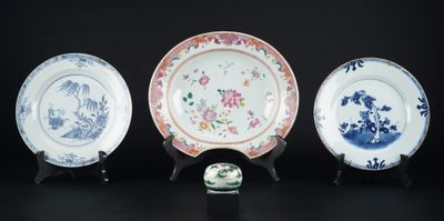 trois assiettes à motifs différents placées l'une à côté de l'autre