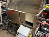 une photo d'un évier en acier inoxydable dans un garage