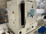 une machine posée sur une table dans une pièce