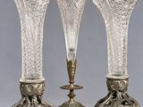 Trois vases en verre sont posés les uns à côté des autres sur une table