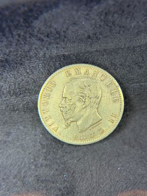 une pièce d'or sur laquelle figure l'image d'un homme
