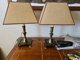 deux lampes posées sur une table en bois