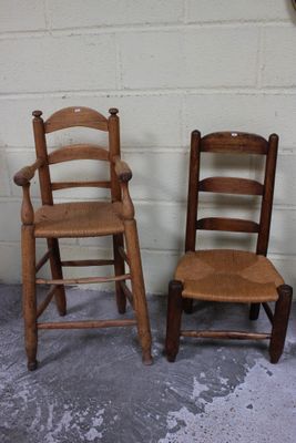 deux chaises en bois assises l'une à côté de l'autre dans une pièce