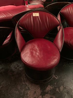 Lot comprenant 11 chaises métalliques assise cuir rouge et 2… - Photo 1