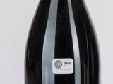 une bouteille de vin à côté d'une bouteille de vin