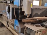 une grande machine qui découpe du bois dans une usine