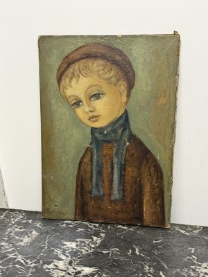 un vieux tableau représentant un garçon avec un bonnet et une écharpe, posé sur une table