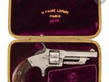 un revolver argenté dans un étui violet sur fond blanc