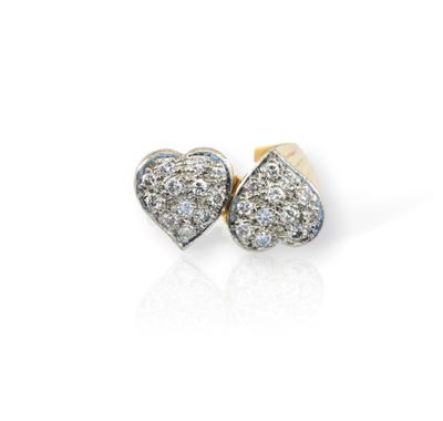 une paire de boucles d'oreilles clous en diamant en forme de cœur