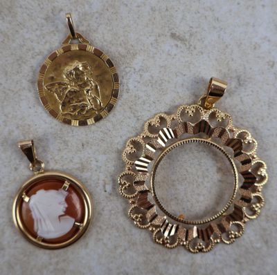 trois types différents de pendentifs posés sur une surface en marbre