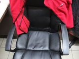 une chaise noire recouverte d'une couverture rouge