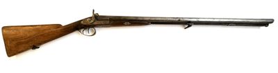 un vieux pistolet avec un canon en bois et une poignée en métal