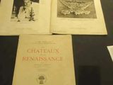trois livres exposés sur une table dans une vitrine