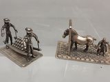 deux figurines représentant un homme et un cheval posées sur une table