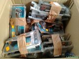 une boîte en carton remplie de différents types d'appareils électroniques