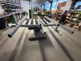 une grande machine placée au milieu d'une pièce