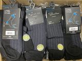 six paires de chaussettes noires pour homme dans une boîte