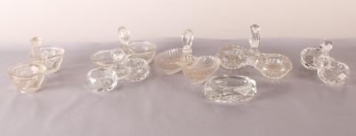 un grand nombre d'objets en verre posés sur une table
