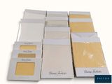 un gros plan sur un paquet de cartes dans une boîte, sur fond blanc