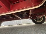 vue du dessous d'une voiture rouge équipée d'un pot d'échappement rouge