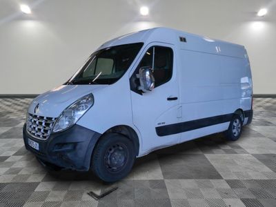 la photo d'une camionnette blanche garée dans une pièce