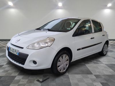 la photo d'une voiture blanche garée dans un garage