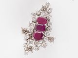 une image représentant une broche en rubis et diamants sur fond blanc