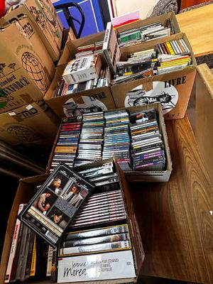 de nombreuses boîtes de CD et des CD éparpillés par terre