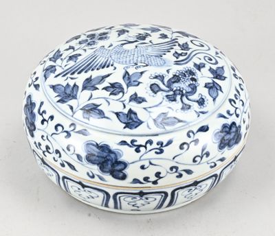 boîte en porcelaine bleue et blanche ornée d'un motif représentant un oiseau et des fleurs