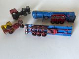 trois petits trains miniatures posés sur une table