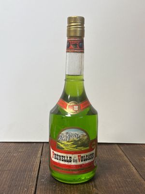 une bouteille de tequila posée sur une table en bois