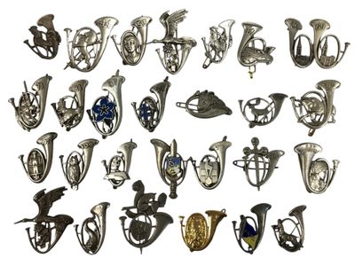 une image représentant un ensemble d'instruments de musique sur fond blanc