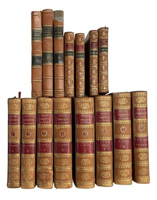 une image représentant une pile de vieux livres empilés les uns sur les autres