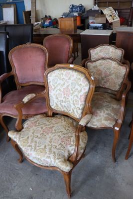 a lot of chairs that are sitting in a room