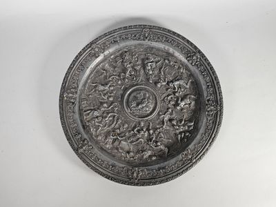 Plat de présentation en fonte sculptée d'une bacchanale.