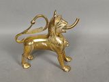 figurine en laiton représentant un lion sur fond blanc