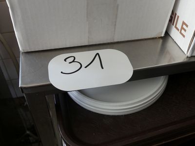 une boîte de pizza posée sur une étagère en métal