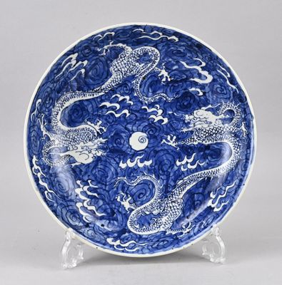 une assiette bleue et blanche ornée d'un motif de dragon