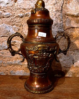 Vase couvert en cuivre rouge à décor d’héraldique H47cm - Photo 1