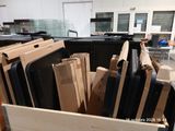 beaucoup de cartons dans une poubelle dans la cuisine
